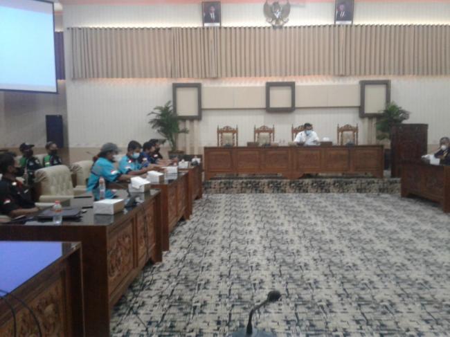 DPRD Janji Teruskan Keluhan Sopir Logistik Ke Pusat